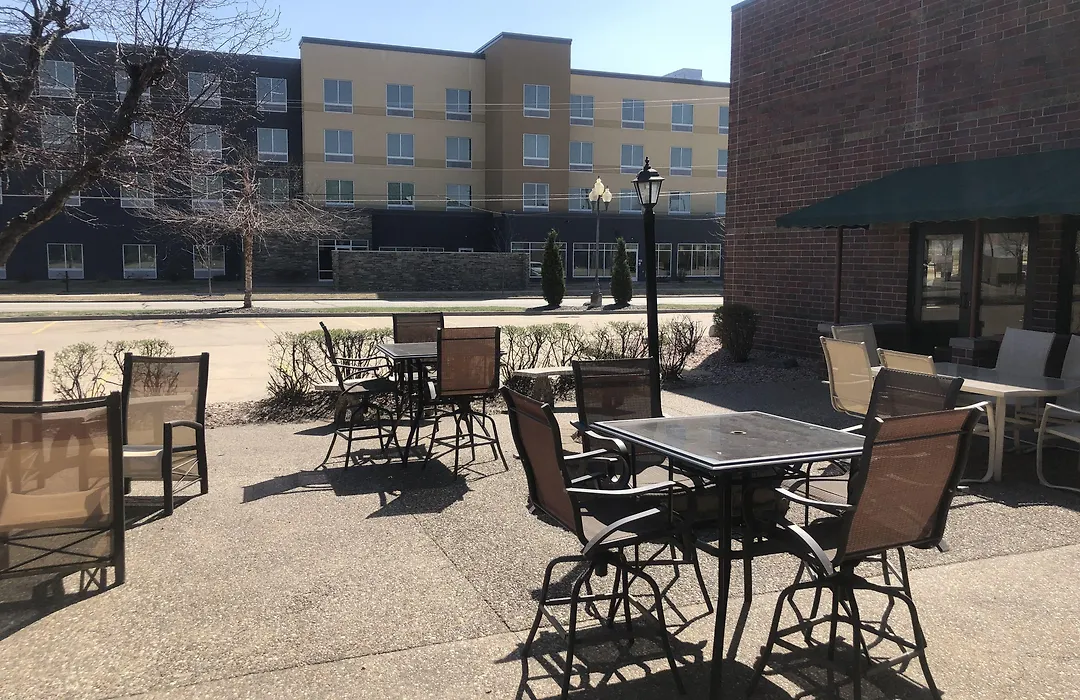 Express Suites Riverport Inn & Suites-1