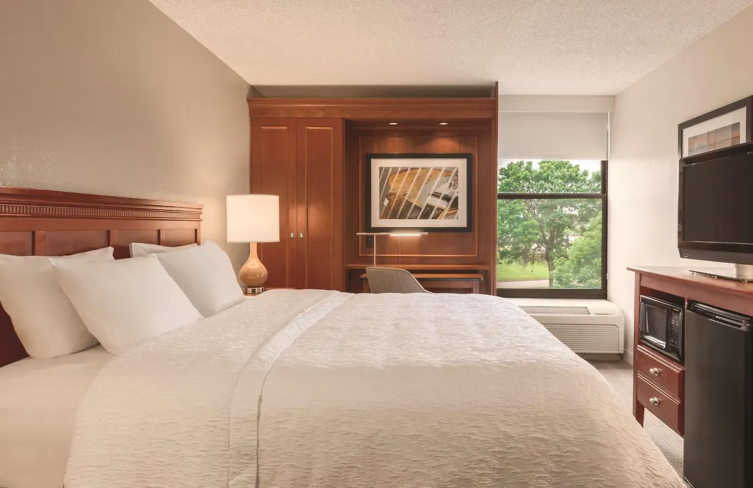 Hampton Inn Des Moines-Airport-1