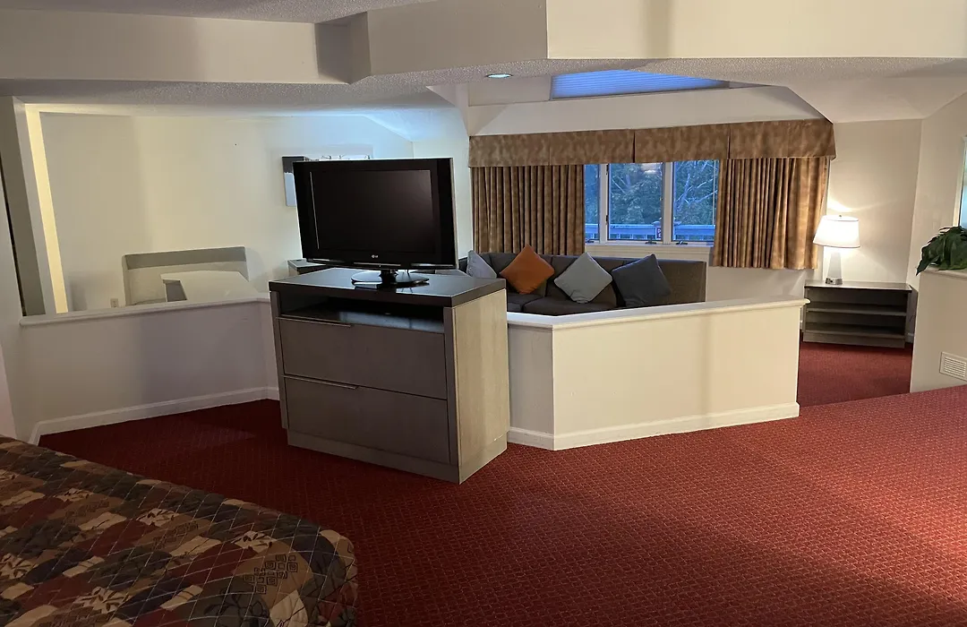 Econo Lodge Inn & Suites Groton-1