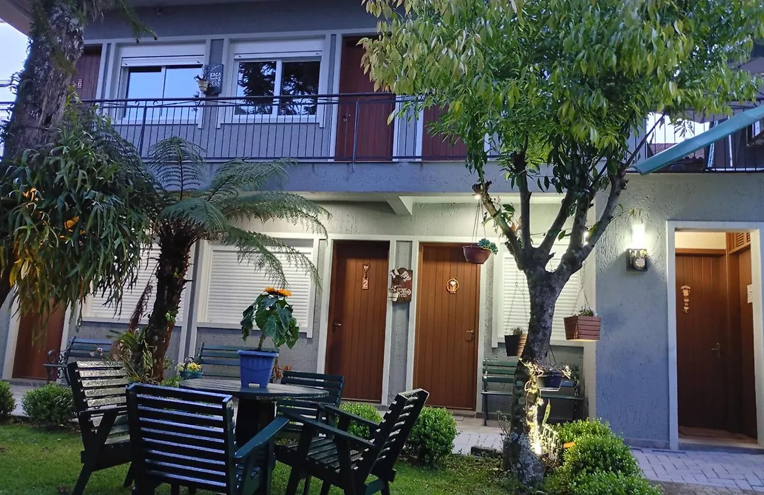 Pousada Caminho das Rosas-Gramado-temporada ou diária-1