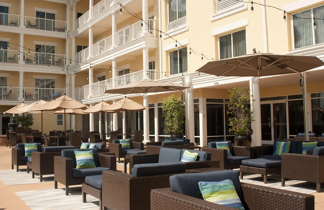 Courtyard Charleston Waterfront-1