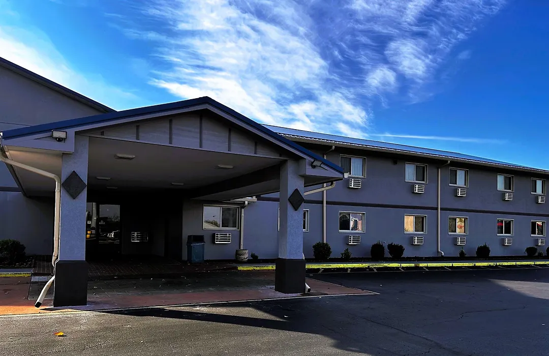 Super 8 By Wyndham Indianapolis Emerson-1