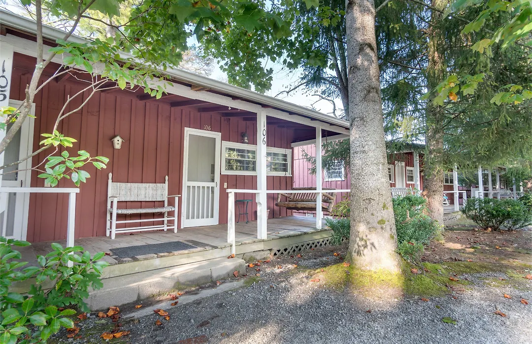 Highland Lake Inn & Resort - Flat Rock-1
