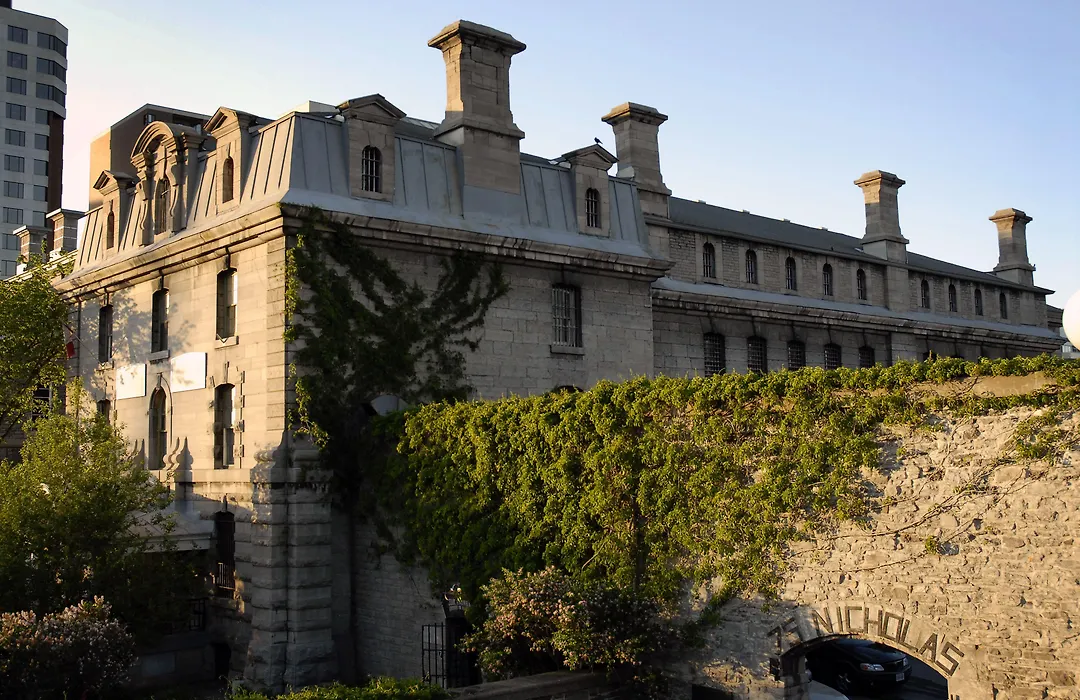 Saintlo Ottawa Jail Hostel-1