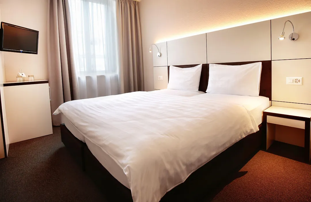 b_smart motel Basel-1