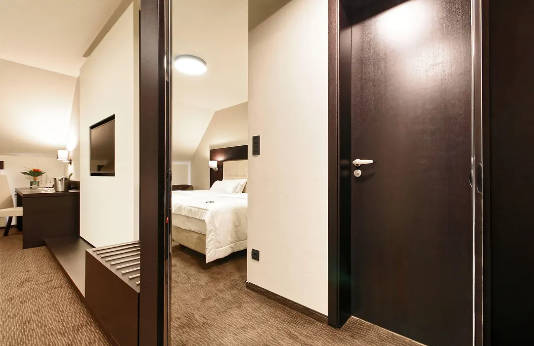 Hotel Victory-1