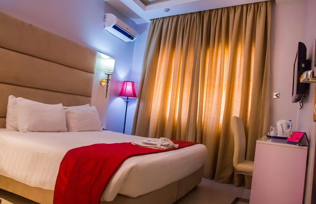 Glee Hotel-1