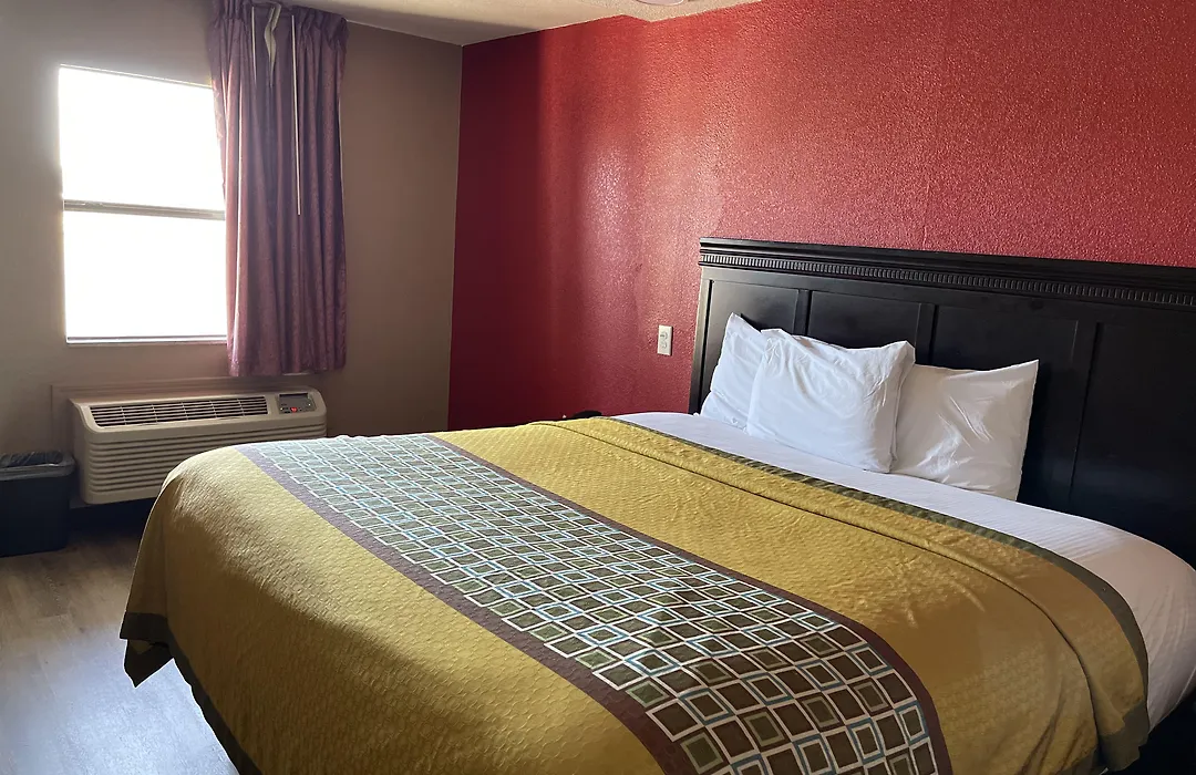 Deluxe Inn-1