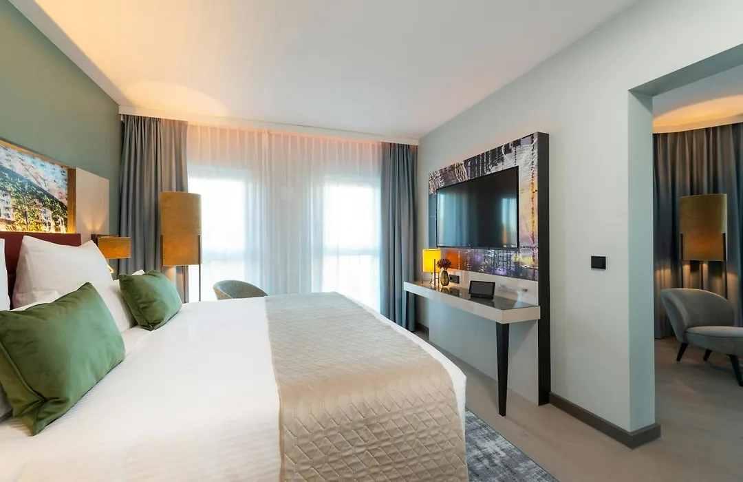 Leonardo Hotel Augsburg-1