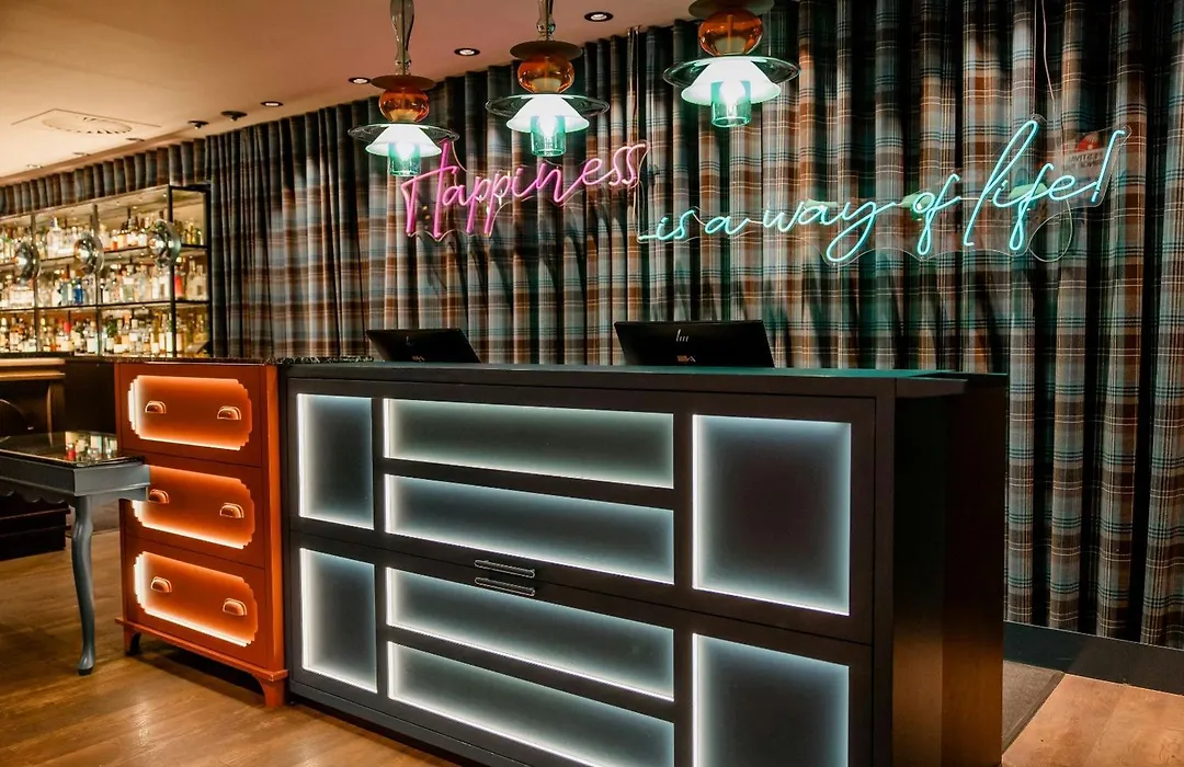 Motel One Edinburgh-Princes-1