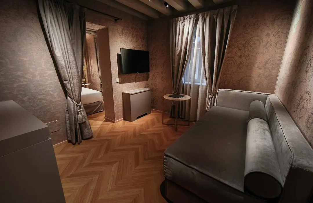 Hotel Antiche Figure-1