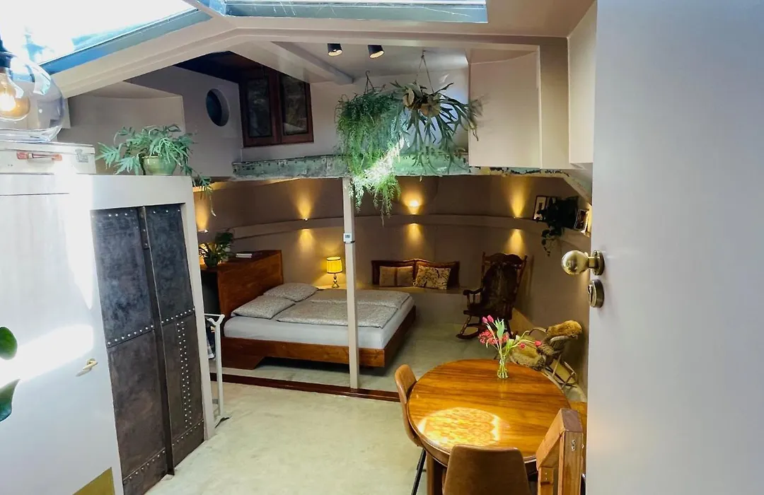 Houseboat Tante Piet-1