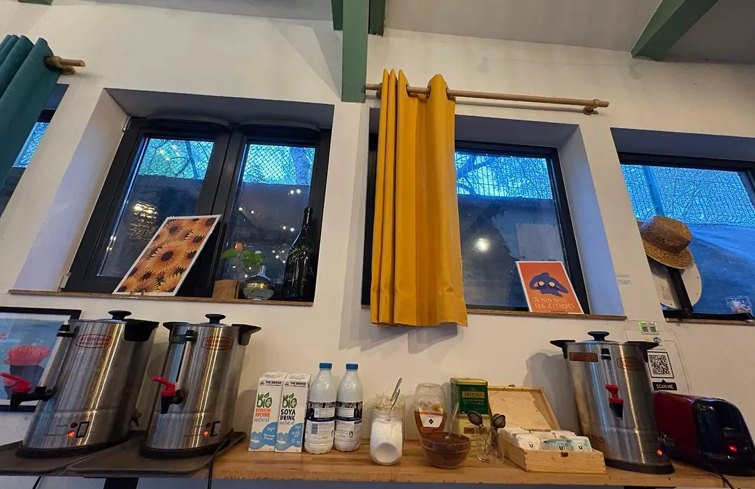 Yasi Hostel-1