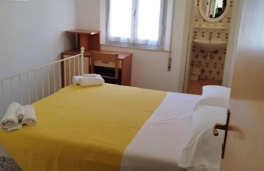Fiorina Bed&Breakfast - Colazione fino a mezzogiorno - Beach Village gratuito - Parcheggio moto gratis e videosorvegliato-1