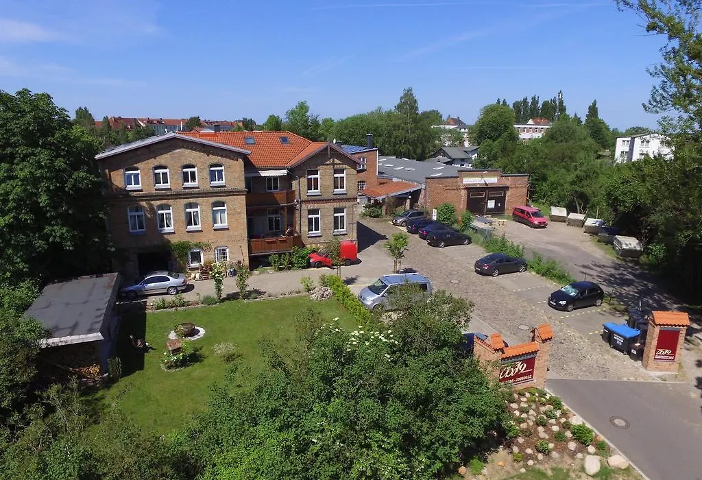 Villa Backstein Schwerin mit zentraler Lage im Grünen kostenfreien Parkplätzen und 8 E - Ladestationen-1