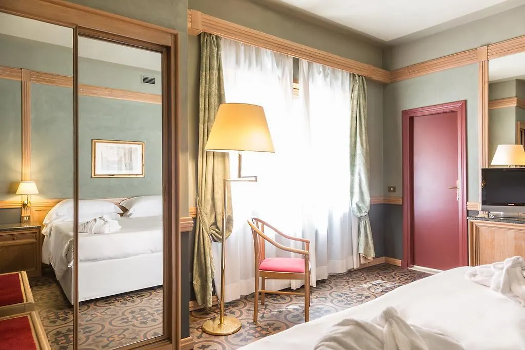 Hotel Beverly Hills-1