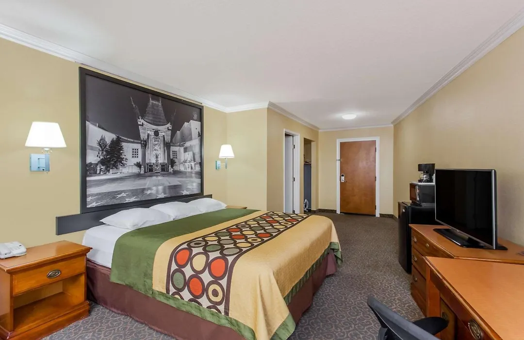 Super 8 By Wyndham Los Angeles Downtown-1
