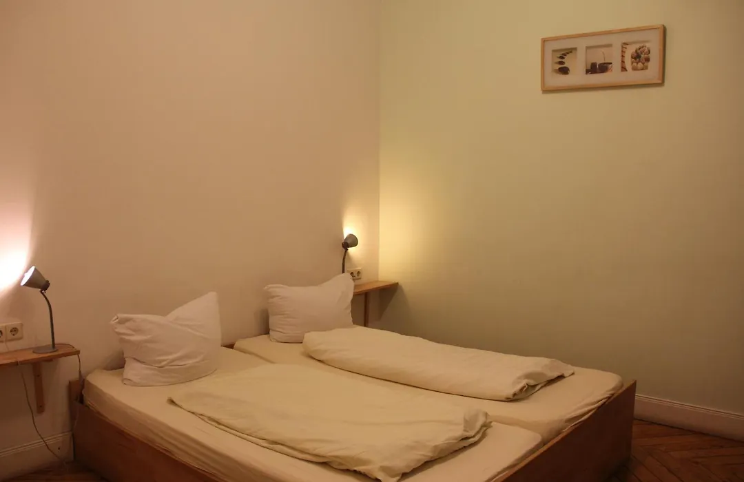 Buch-Ein-Bett Hostel-1