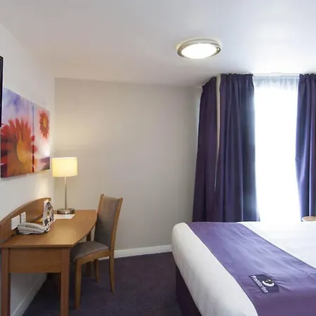 Premier Inn Edinburgh Central-3