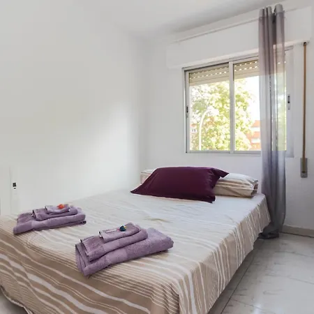 4 Bed-Sleeps 6-Garden-Balcony-Pets-2