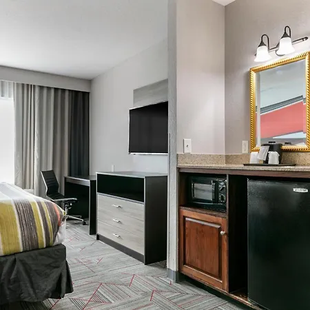 Clarion Pointe Columbus-Bradley Park-3