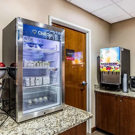 Comfort Inn & Suites Airport-American Way-3
