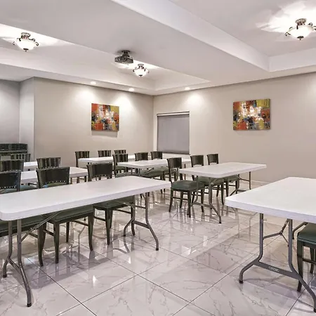 La Quinta Inn & Suites By Wyndham Mercedes Outlet Mall-2