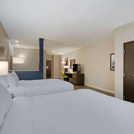 Comfort Suites Cincinnati University - Downtown-2