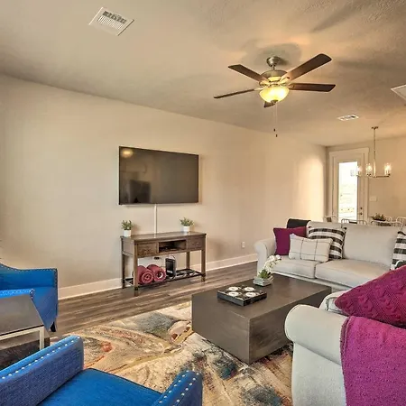 College Station Townhome W/ Furnished Patio!-2