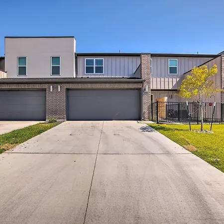 College Station Townhome W/ Furnished Patio!-3