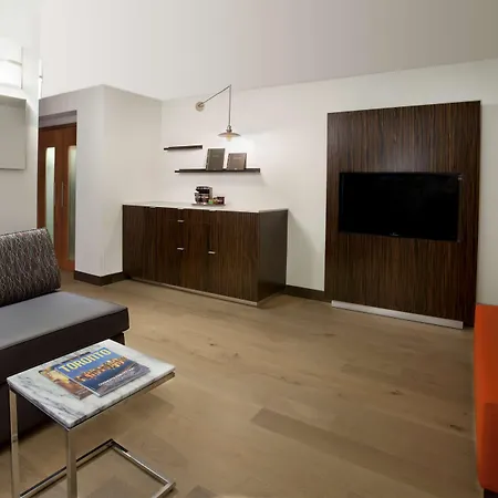 Hilton Toronto Airport Hotel & Suites-3