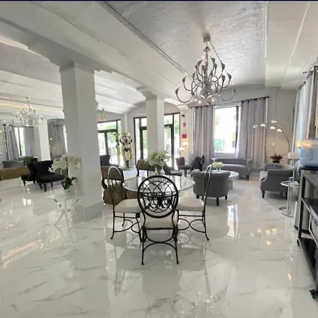 Modern Studio In Miami Beach-2