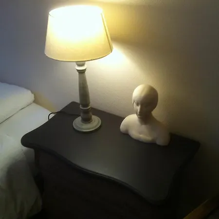 A Room In Paris-2