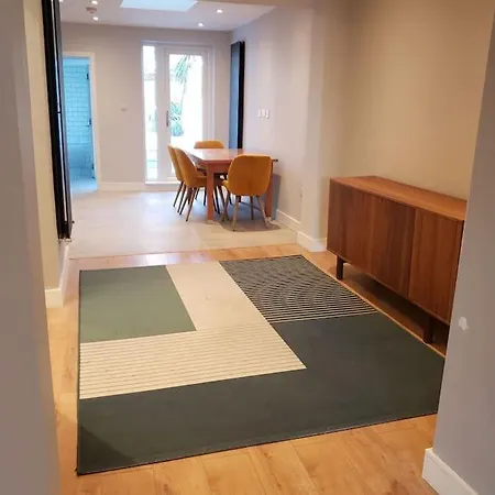 Huge 3 Bedroom House In London E17-3