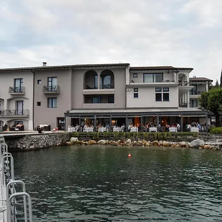 Bella Hotel & Restaurant With Private Dock For Mooring Boats-2