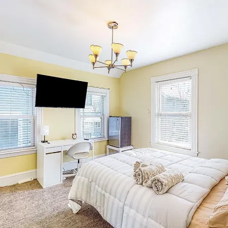 3Br Victorian Getaway With Loft, Near The Bay-2