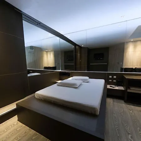 Snob Motel (Adults Only)-3