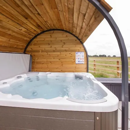 Little Meadow Pods With Hot Tub-3