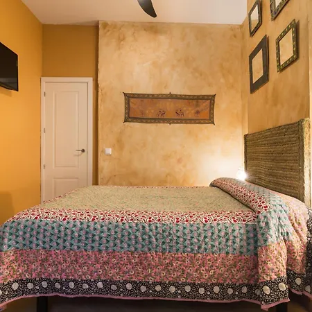 Hostal Artistic B&B-2