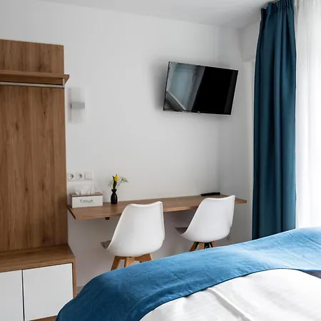 Hotel 83-2