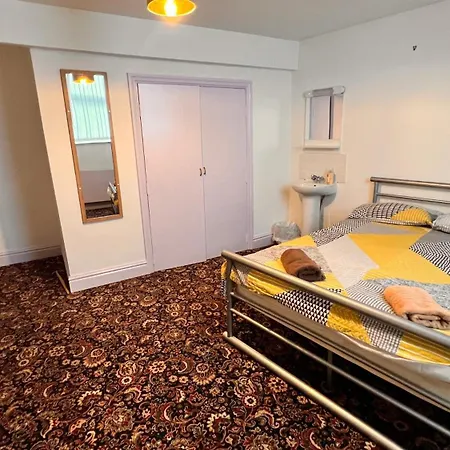 Castle Lodge Guest House 86-88 Sheil Rd L6 3Af-2