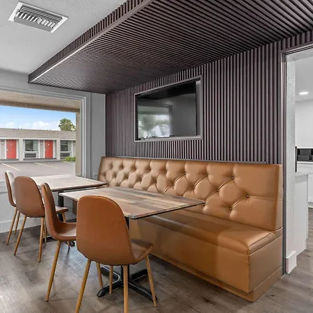 Super 8 By Wyndham Kissimmee-Orlando-3