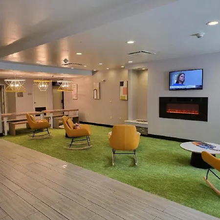 Spark By Hilton Erie-3