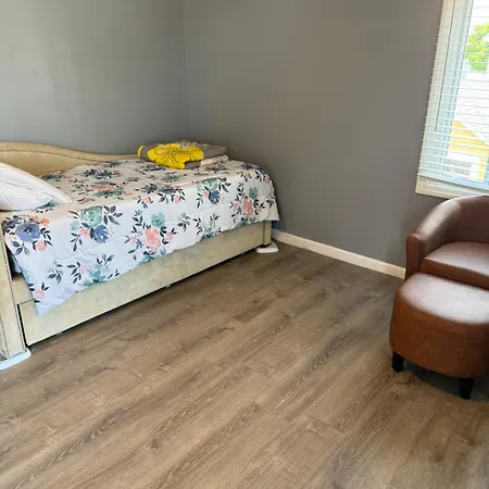 12 Ashworth Ave Suites-3