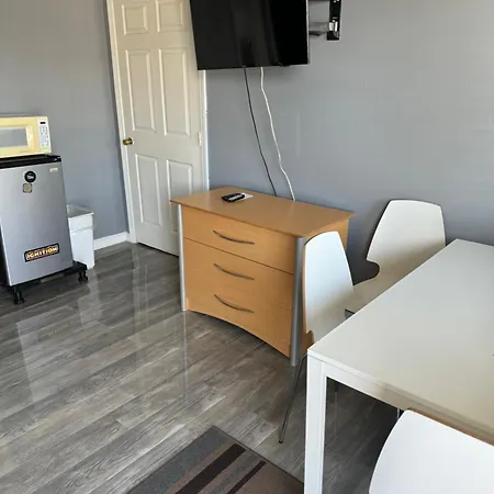 12 Ashworth Ave Suites-2