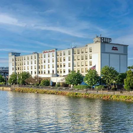 Hampton Inn & Suites Newark-Harrison-Riverwalk-3