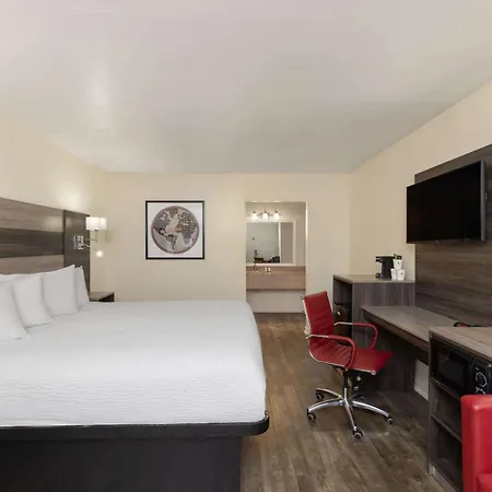 Ramada By Wyndham Kingman-2