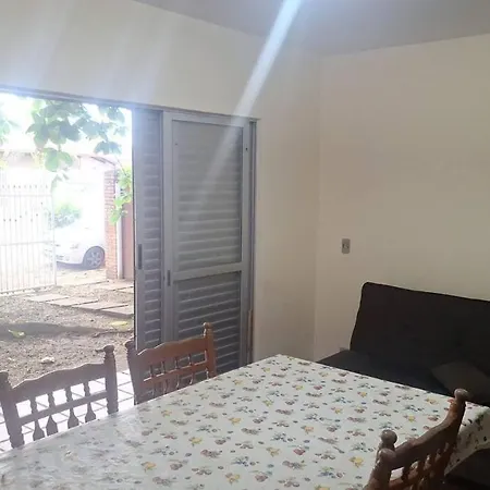Quarto para quatro pessoas a duas quadras da praia - Balneário Saint Etienne - Matinhos-2