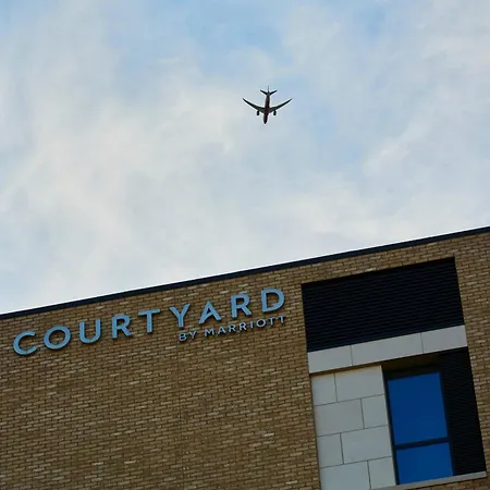 Courtyard By Marriott London City Airport-3