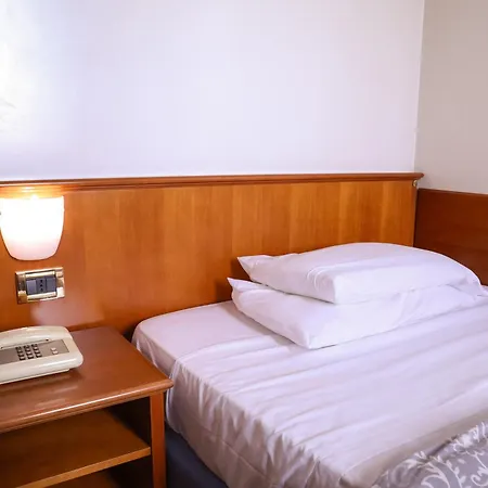 Hotel Villa Sara With Pool And Parking Near Venice-3